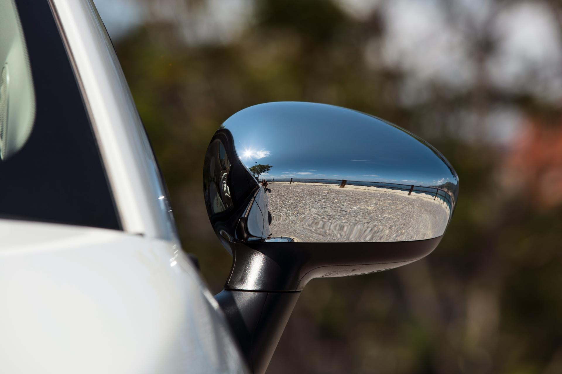 Primer plano del espejo retrovisor exterior del Fiat 500C.