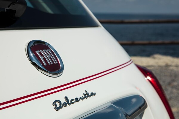 Detalle de la etiqueta trasera 'Dolcevita' en el Fiat 500C. Detalle de la etiqueta trasera 'Dolcevita' en el Fiat 500C.