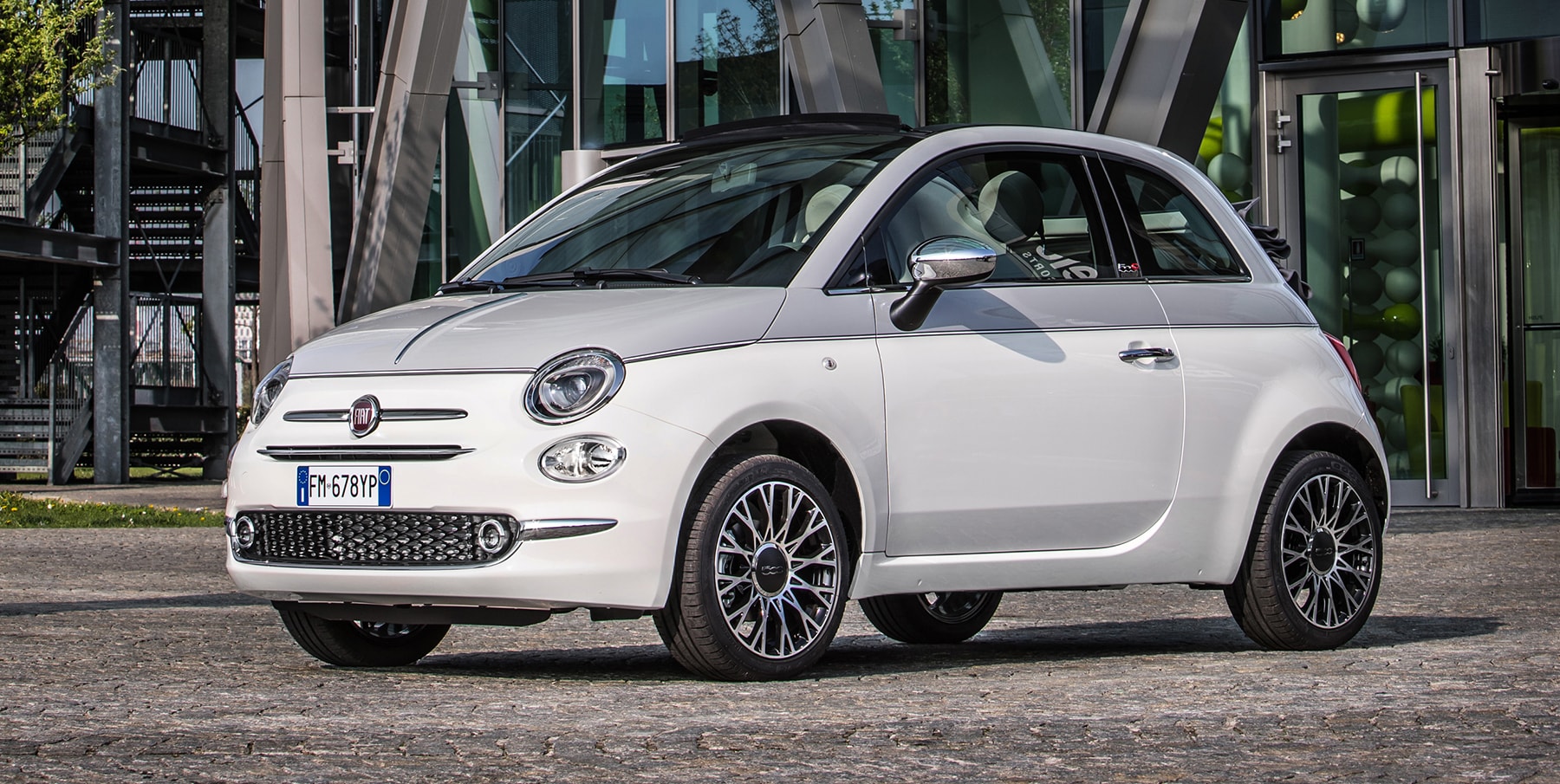 Vista lateral y delantera del Fiat 500C en su hábitat urbano