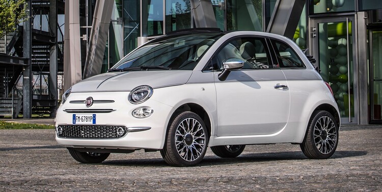 Vista lateral y delantera del Fiat 500C en su hábitat urbano Vista lateral y delantera del Fiat 500C en su hábitat urbano