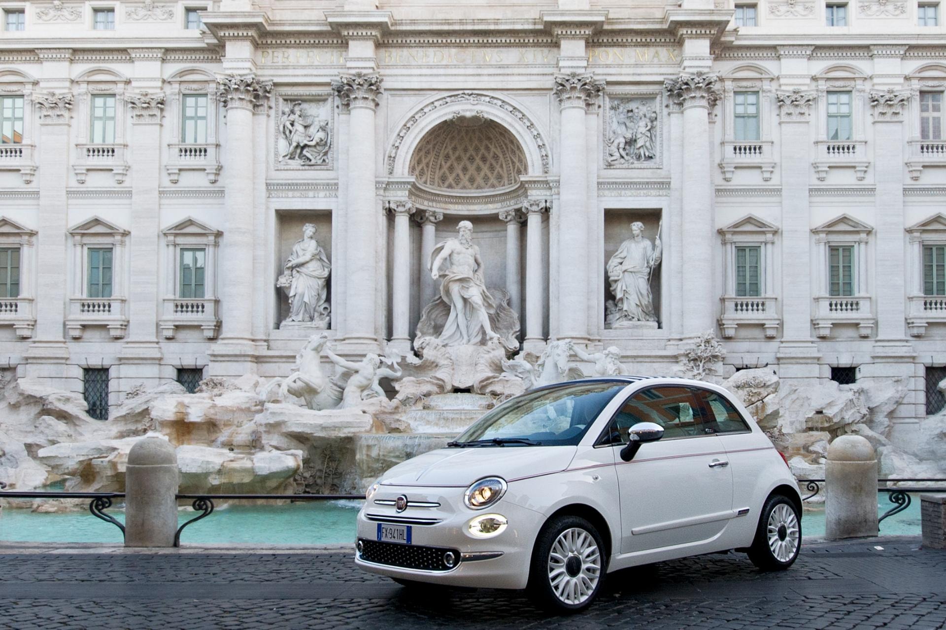 Romeo del Fiat 500C posando frente a la Fontana di Trevi en Roma.