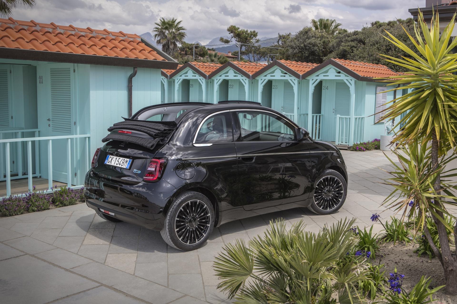 El Fiat 500C negro con vista trasera y lateral, destacando su diseño compacto y moderno.