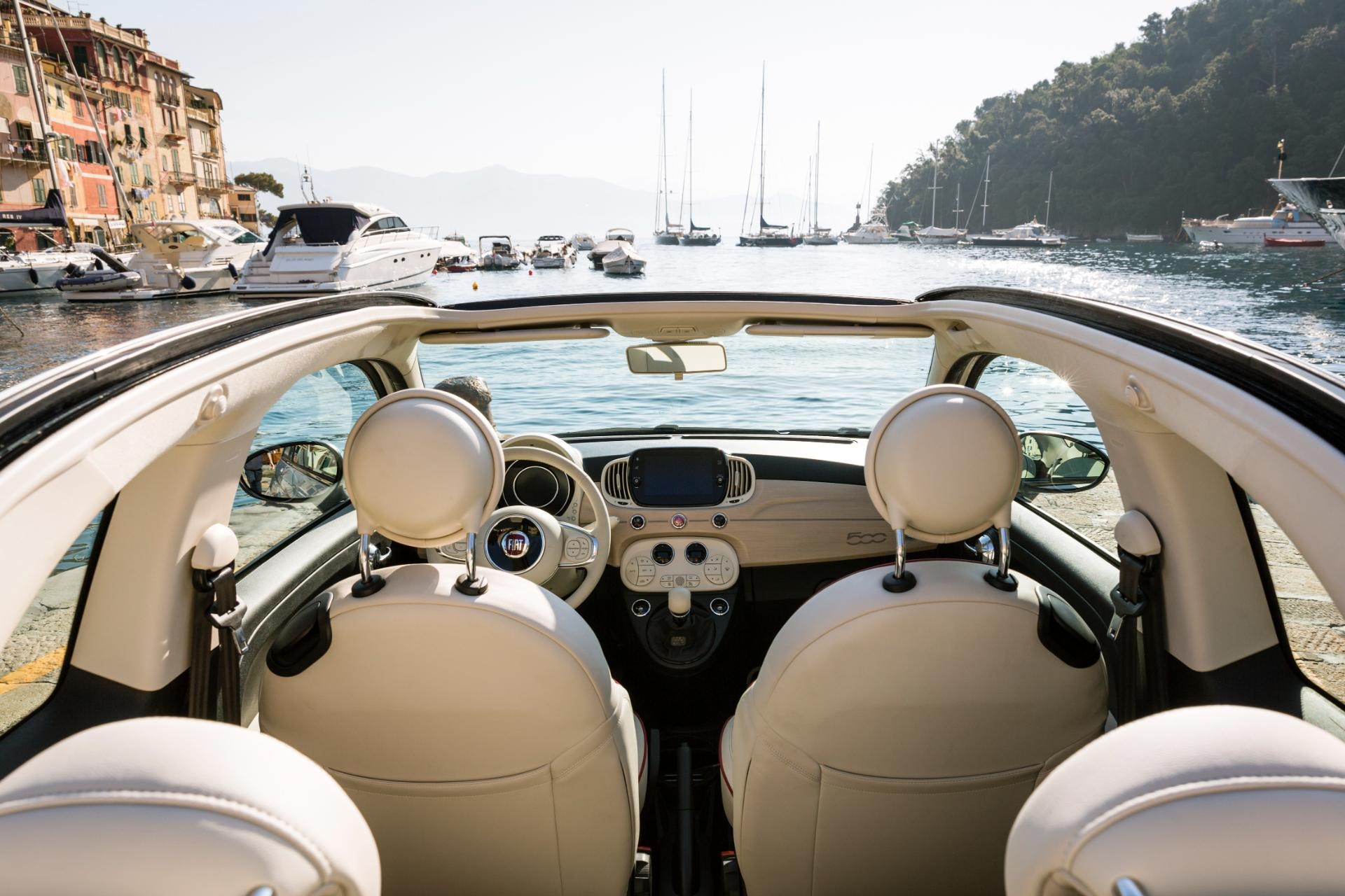 Imagen del Fiat 500C con el techo abierto, perfecto para disfrute en días soleados.