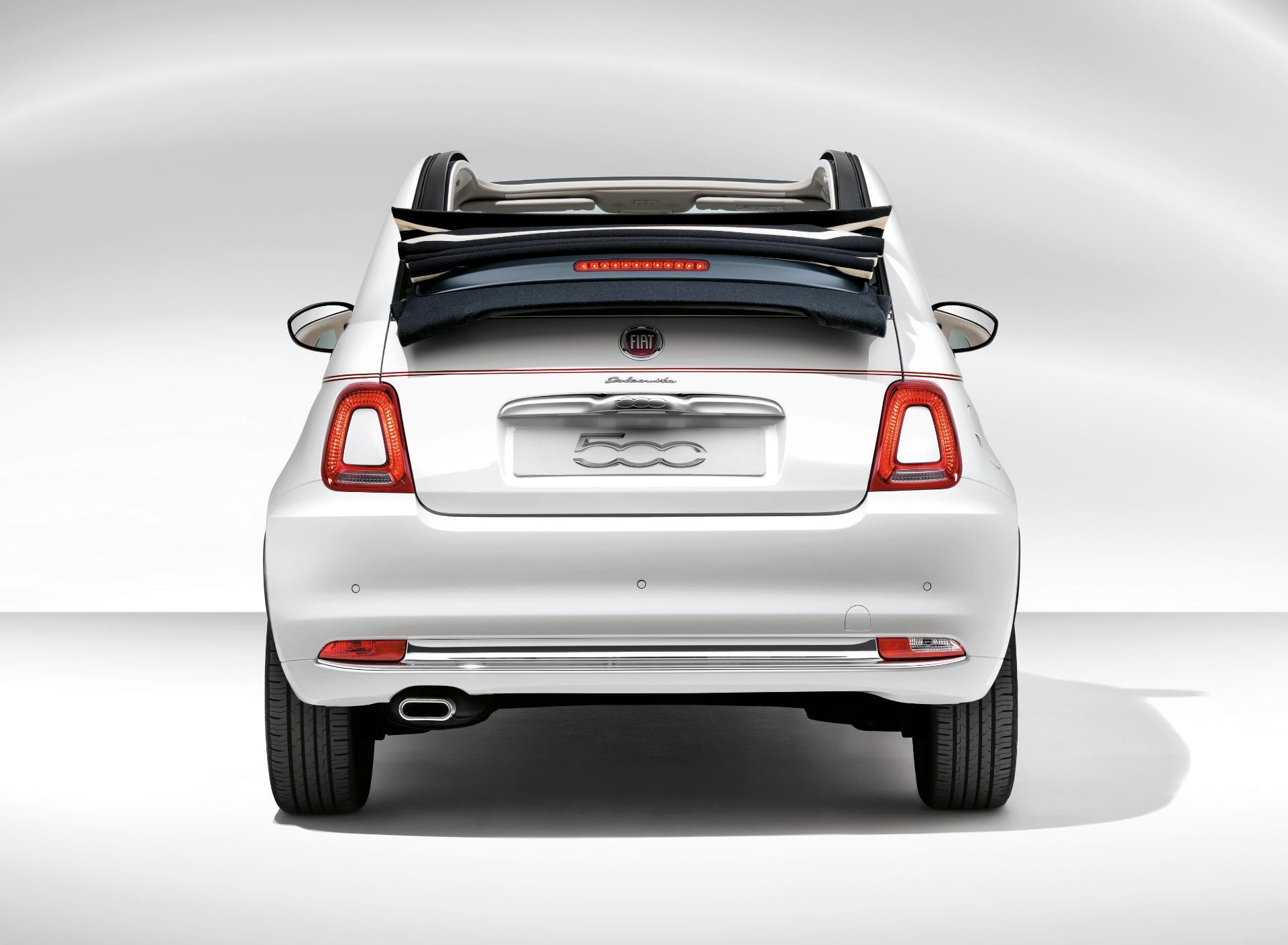 Trasera del Fiat 500C con la capota abierta, mostrando líneas clásicas y modernas.