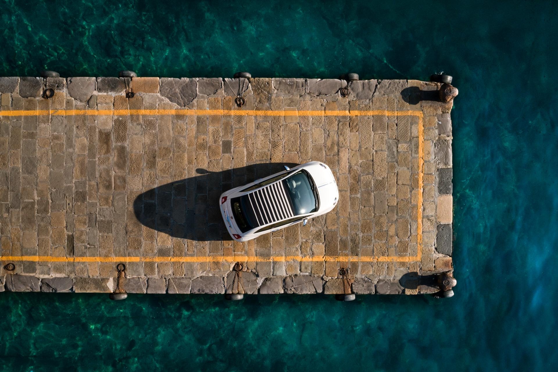 Vista aérea del Fiat 500C, subrayando la apertura del techo y la distribución de su planta.