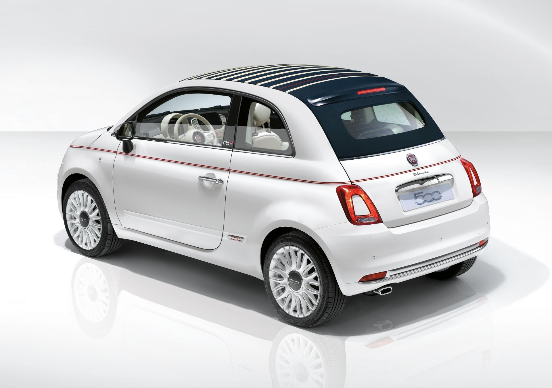 Fiat 500C mostrando su diseño trasero y techo en perspectiva.