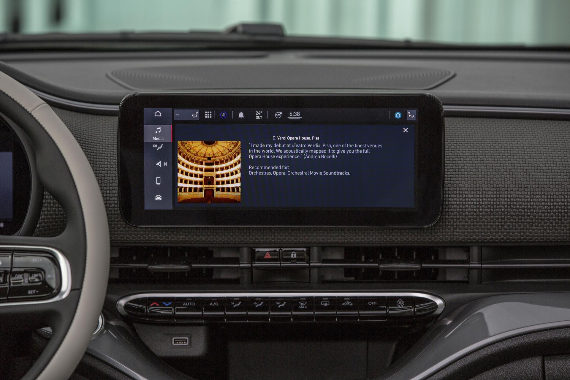 Detalle de la pantalla táctil central del Fiat 500C incluyendo opciones de multimedia.