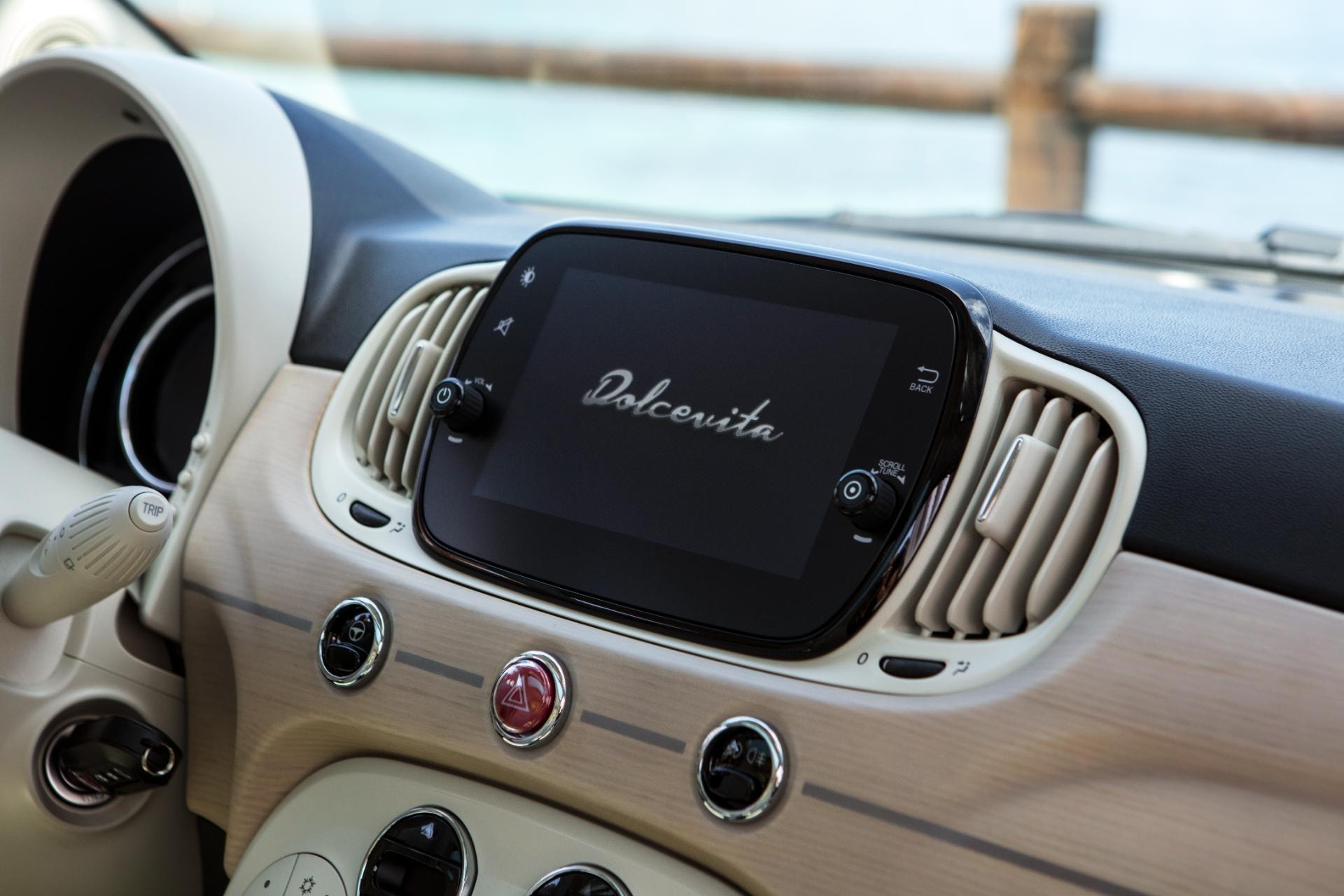 Sistema de infoentretenimiento del Fiat 500C, mostrando interfaz de conectividad.