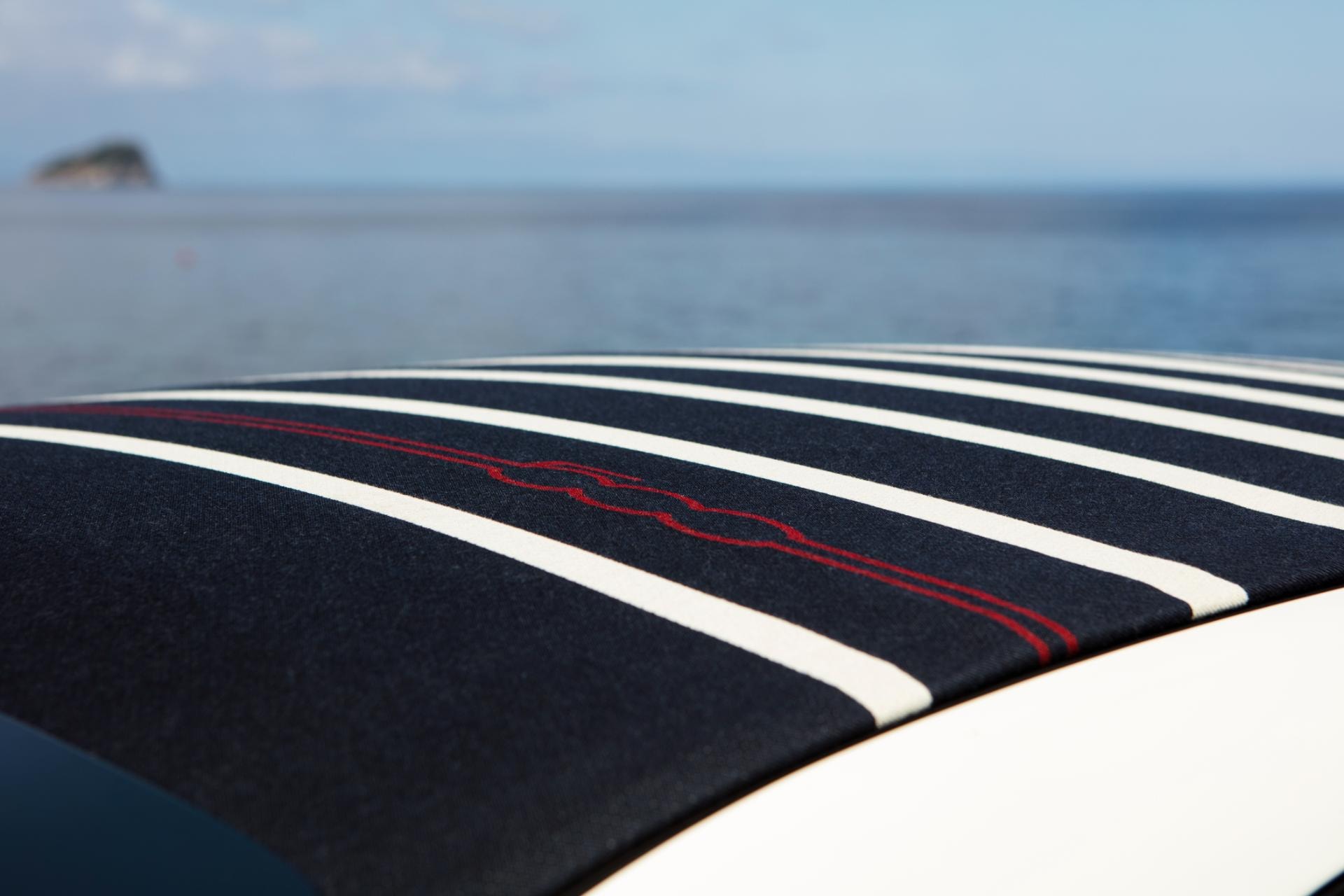 Detalle de las franjas decorativas en el techo del Fiat 500C.