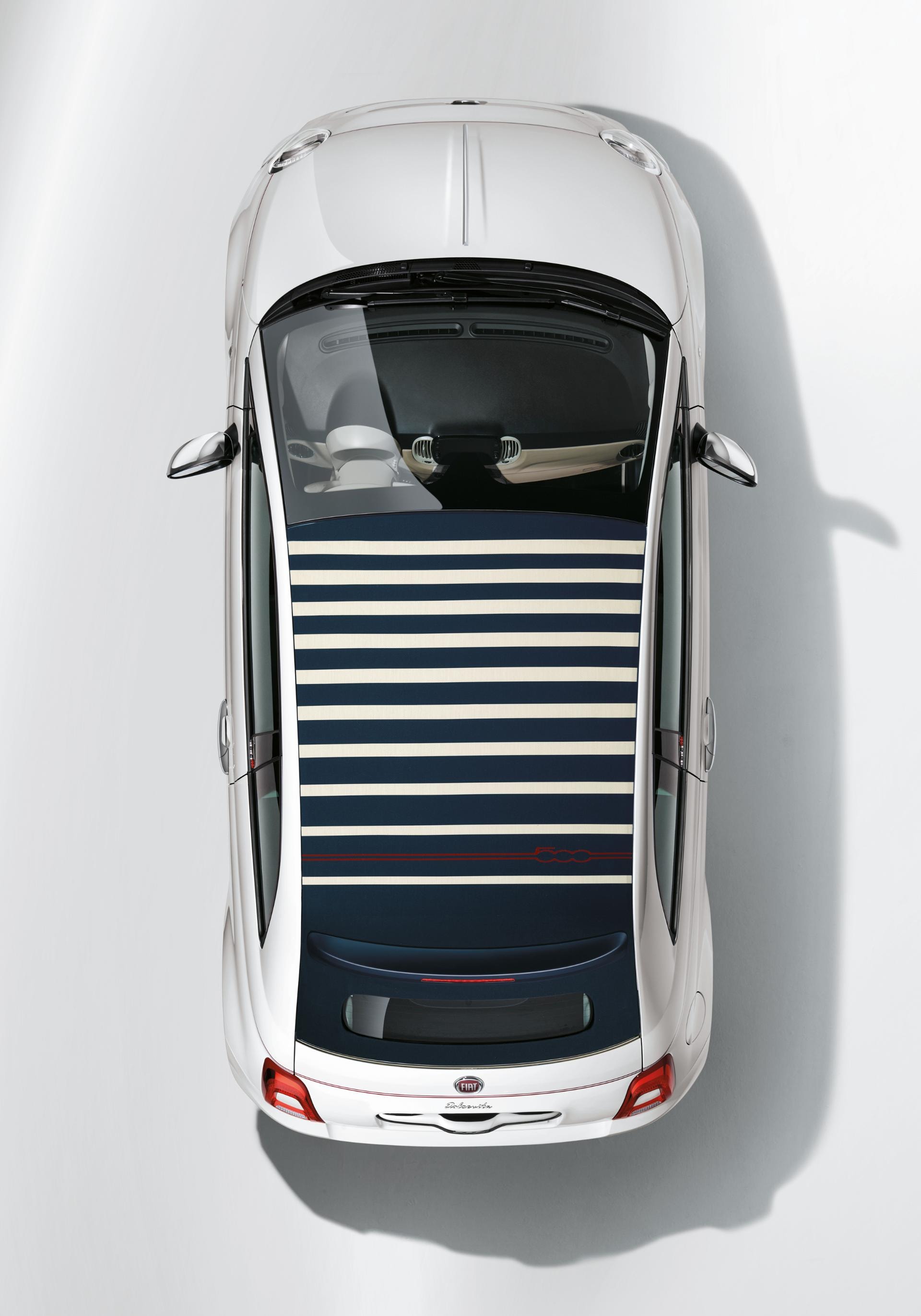 Vista aérea del Fiat 500C con el techo cerrado, destacando su diseño compacto.