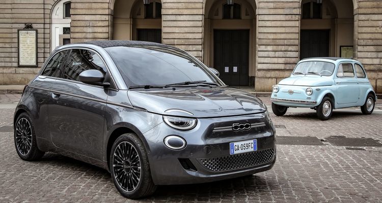 Vista delantera y lateral del Fiat 500e Cabrio, mostrando líneas modernas y clásicas.