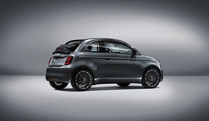 Perfil lateral del Fiat 500e Cabrio contra un fondo neutro, detalle total del diseño exterior. Perfil lateral del Fiat 500e Cabrio contra un fondo neutro, detalle total del diseño exterior.