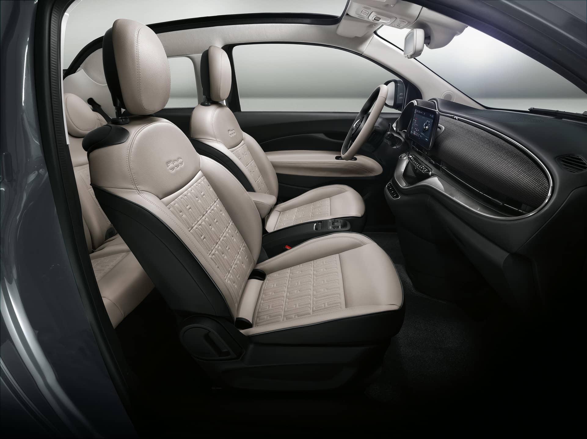 Cómodos asientos de cuero con diseño moderno adornan el interior del Fiat 500e Cabrio.