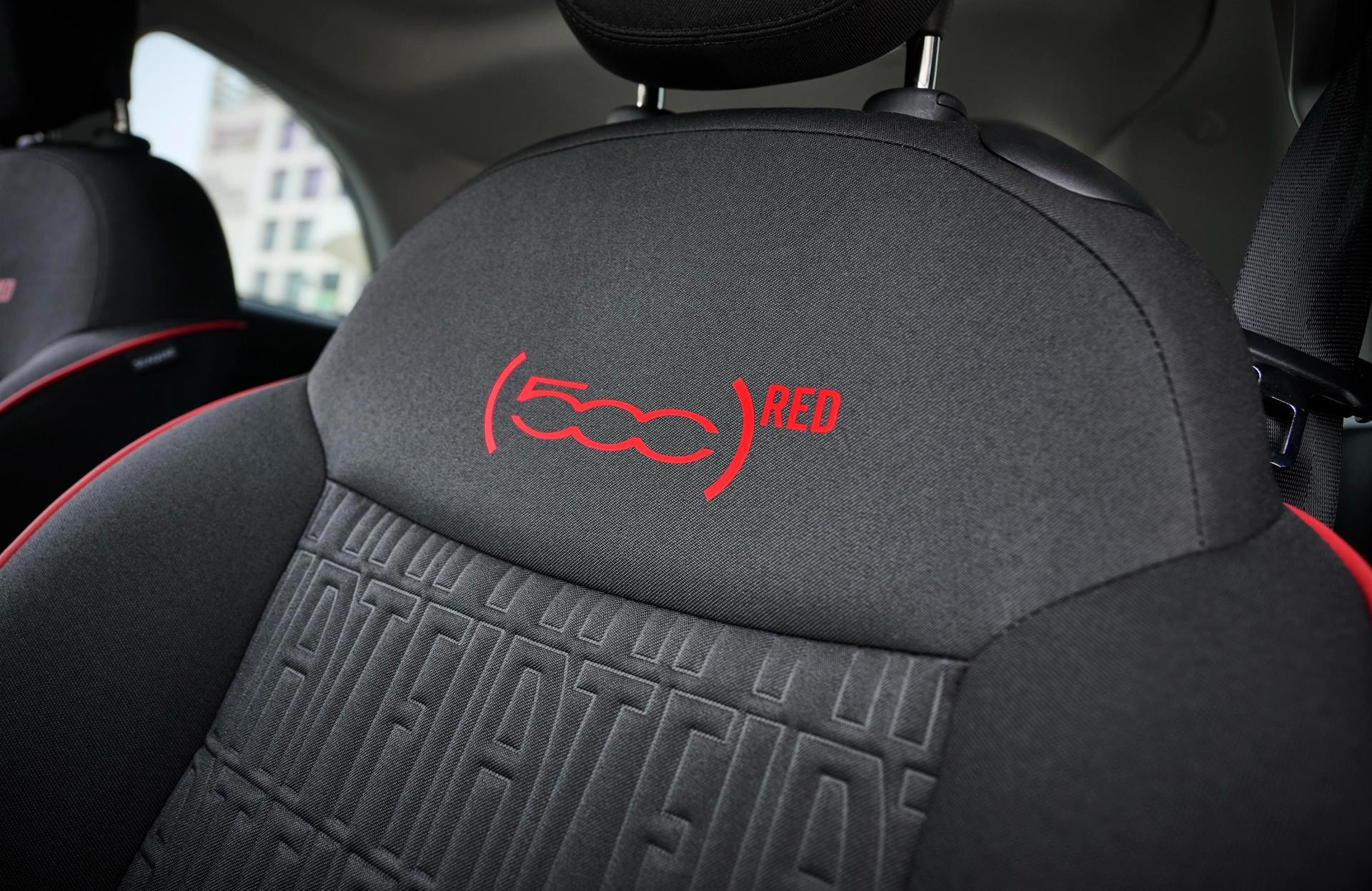 Detalle del bordado especial (RED) en el asiento del Fiat 500e.