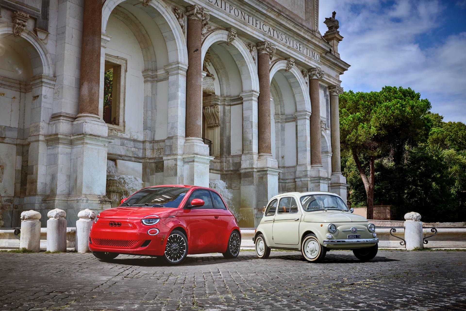 Comparativa histórica entre el Fiat 500e moderno y su antecesor.