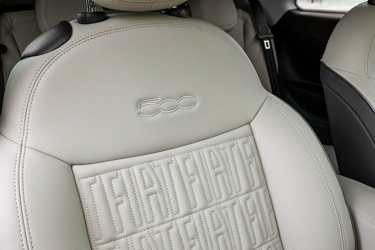Detalle de la textura y el logo de Fiat en el respaldo del asiento.