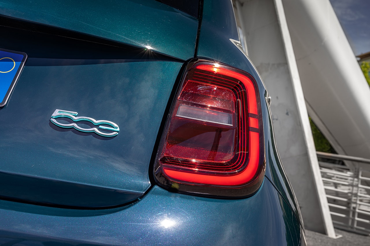 Detalle de la luz trasera del Fiat 500e, diseño icónico de la marca.
