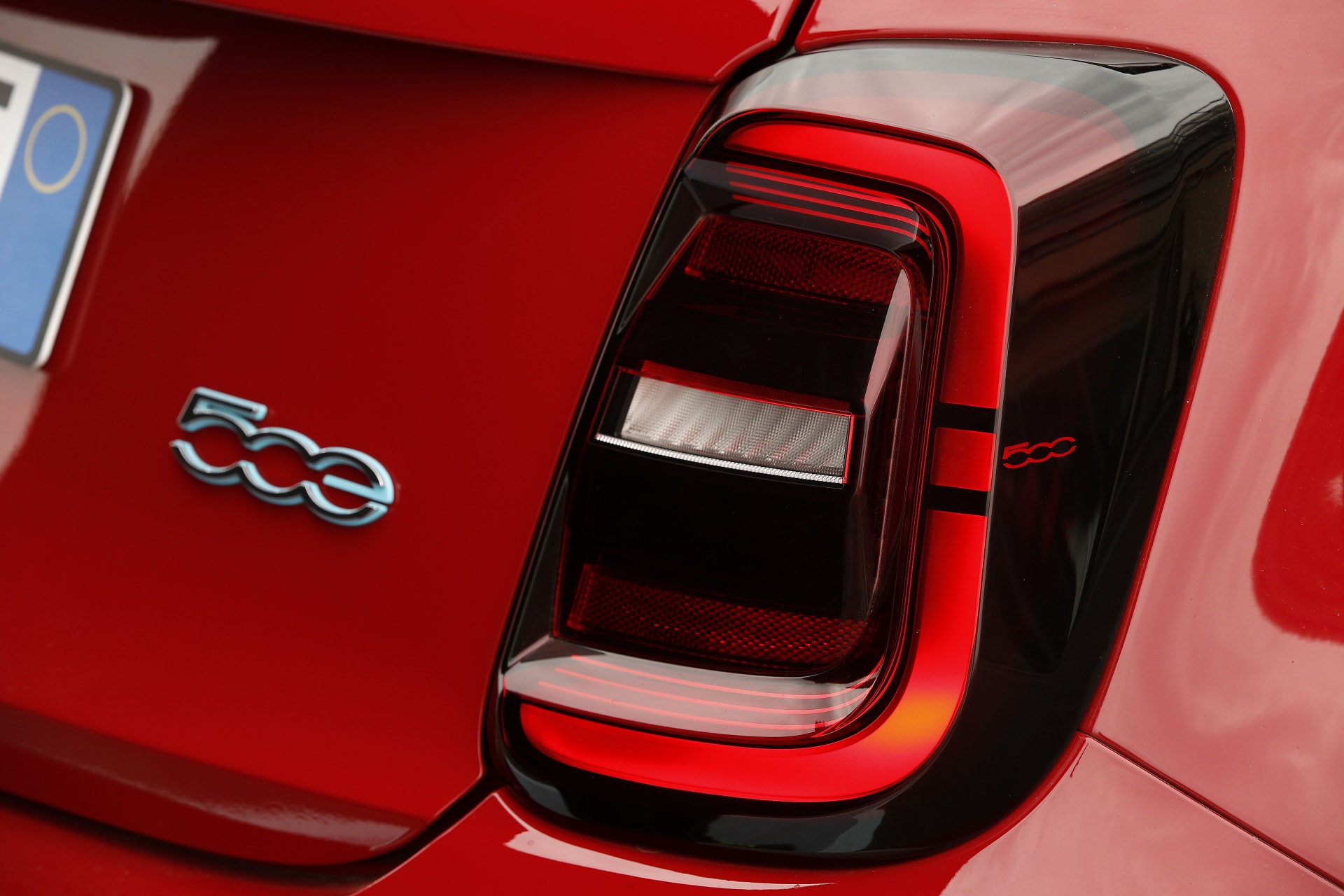 Foco trasero del Fiat 500e con diseño único que resalta la identidad del modelo.