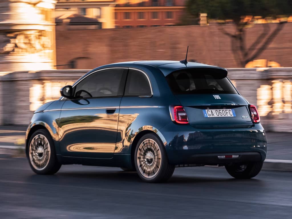 Tomada en movimiento, esta imagen resalta la parte trasera y el lateral del vehículo.