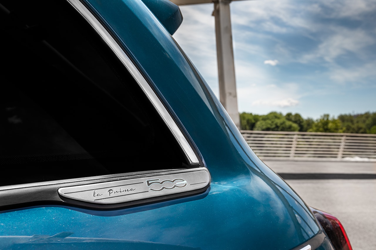 Insignia 'La Prima' en el pilar C, característica de la edición exclusiva.