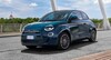 Ángulo frontal del Fiat 500e mostrando su diseño contemporáneo y líneas fluidas. Ángulo frontal del Fiat 500e mostrando su diseño contemporáneo y líneas fluidas.