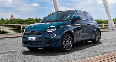 Ángulo frontal del Fiat 500e mostrando su diseño contemporáneo y líneas fluidas. Ángulo frontal del Fiat 500e mostrando su diseño contemporáneo y líneas fluidas.