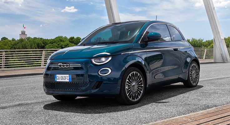 Ángulo frontal del Fiat 500e mostrando su diseño contemporáneo y líneas fluidas.