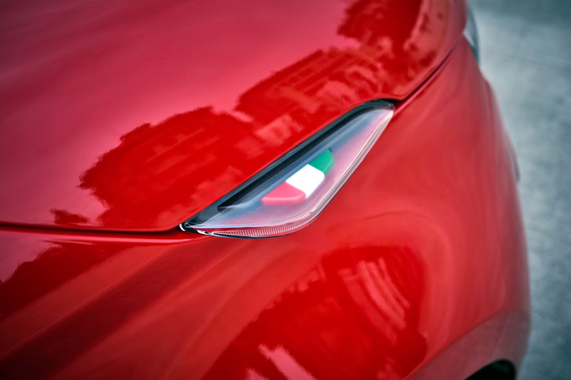 Vista lateral de la innovadora iluminación LED del Fiat 500e.