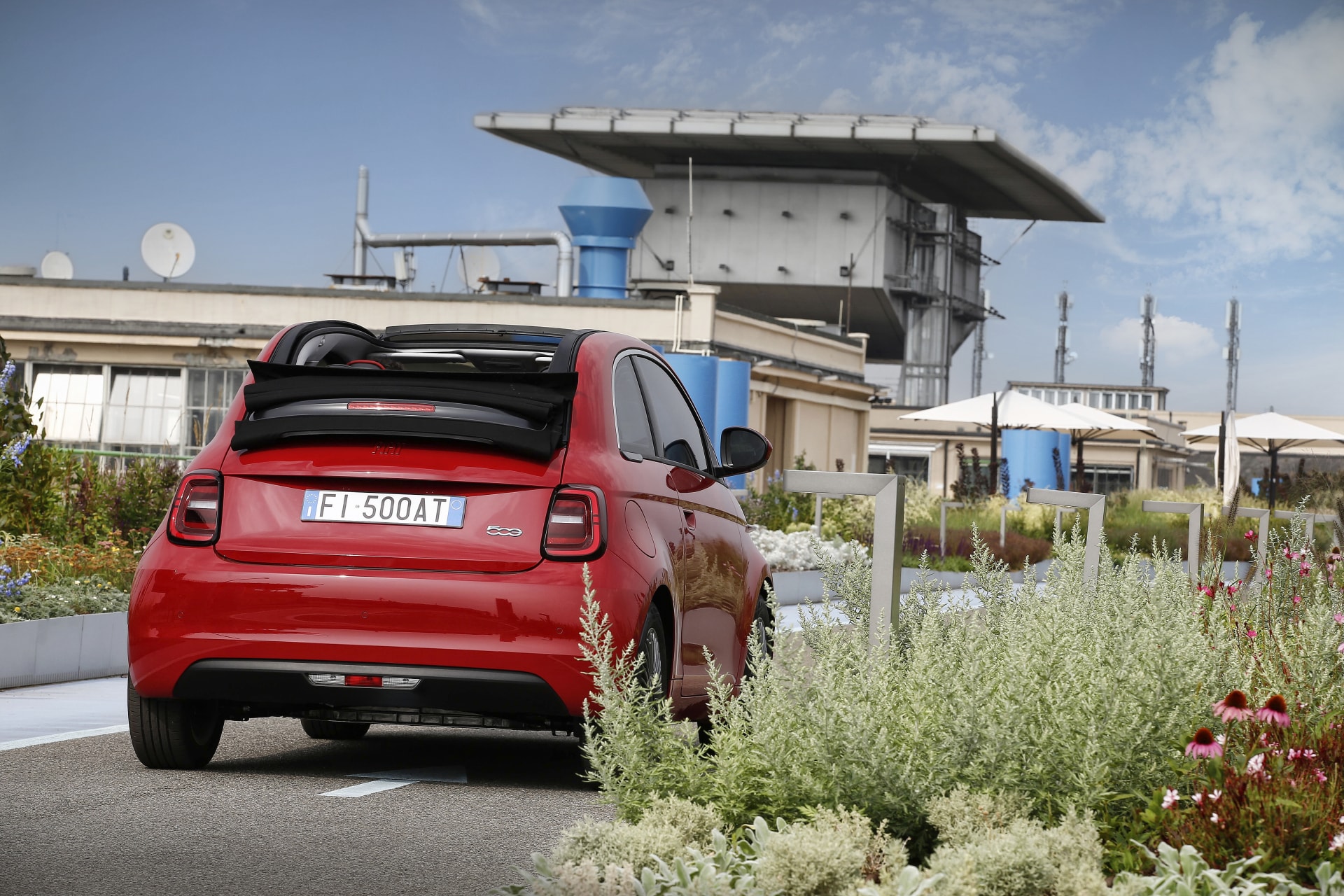 Fiat 500e con techo plegable mostrando una opción versátil para la conducción al aire libre.