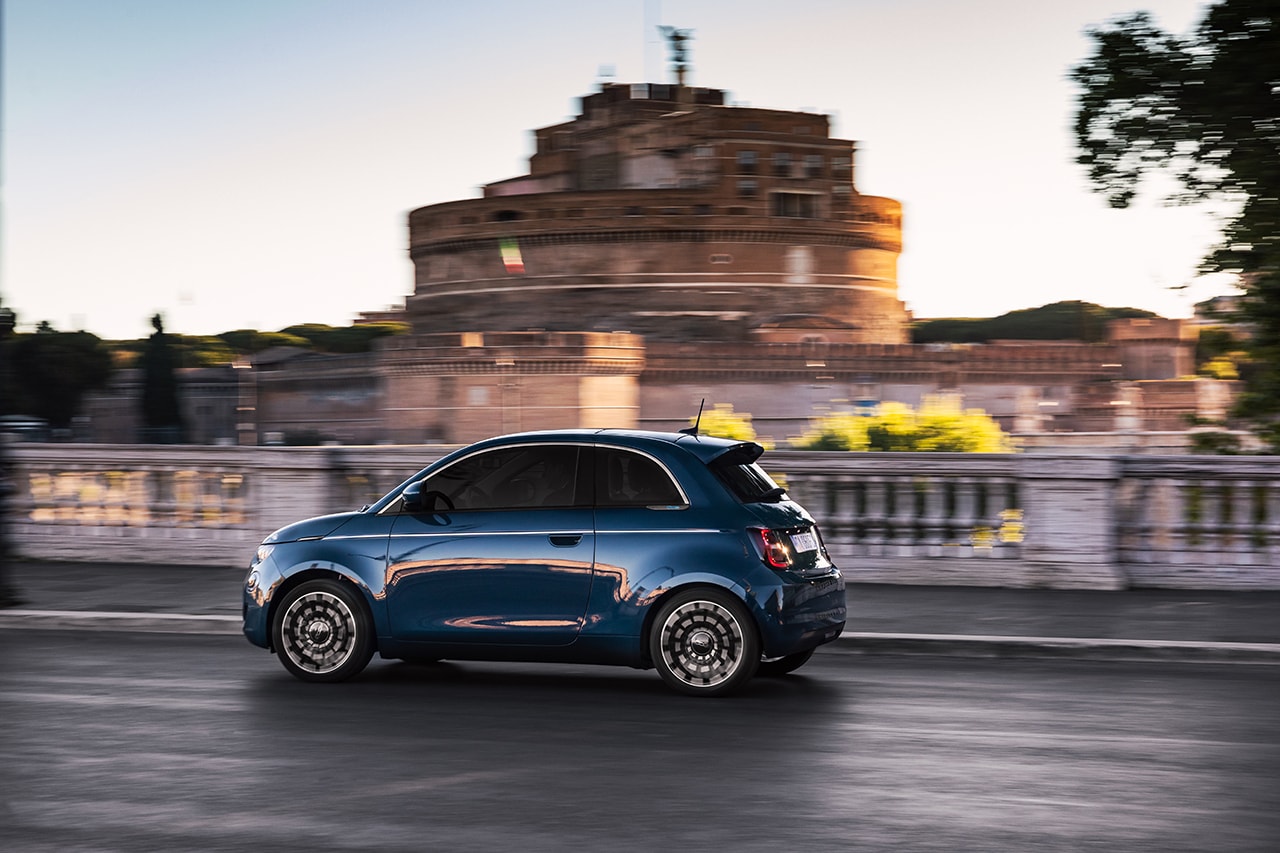 Imagen dinámica del Fiat 500e eléctrico en las calles de Roma.