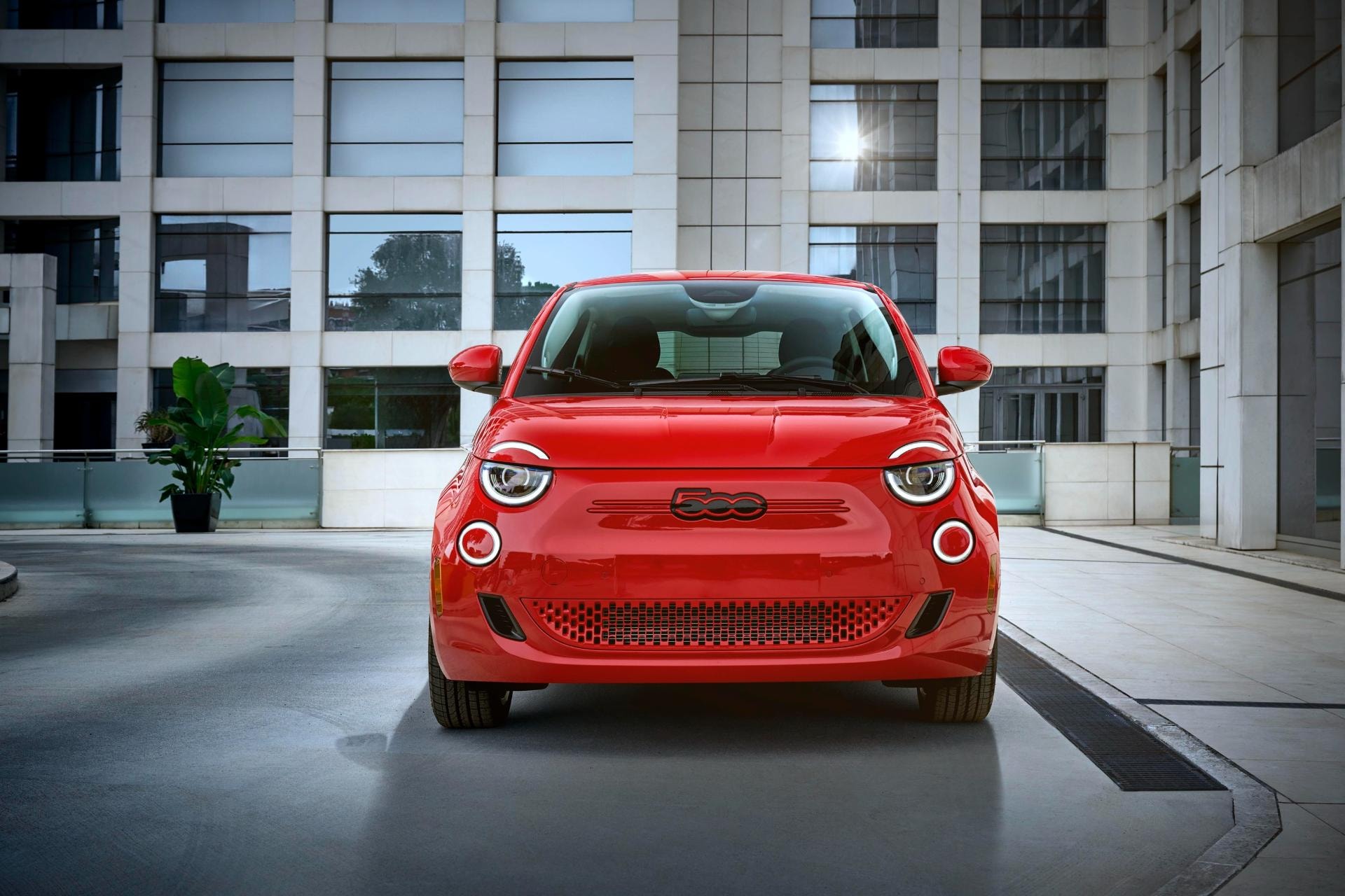 Perspectiva frontal del Fiat 500e destacando su diseño icónico.