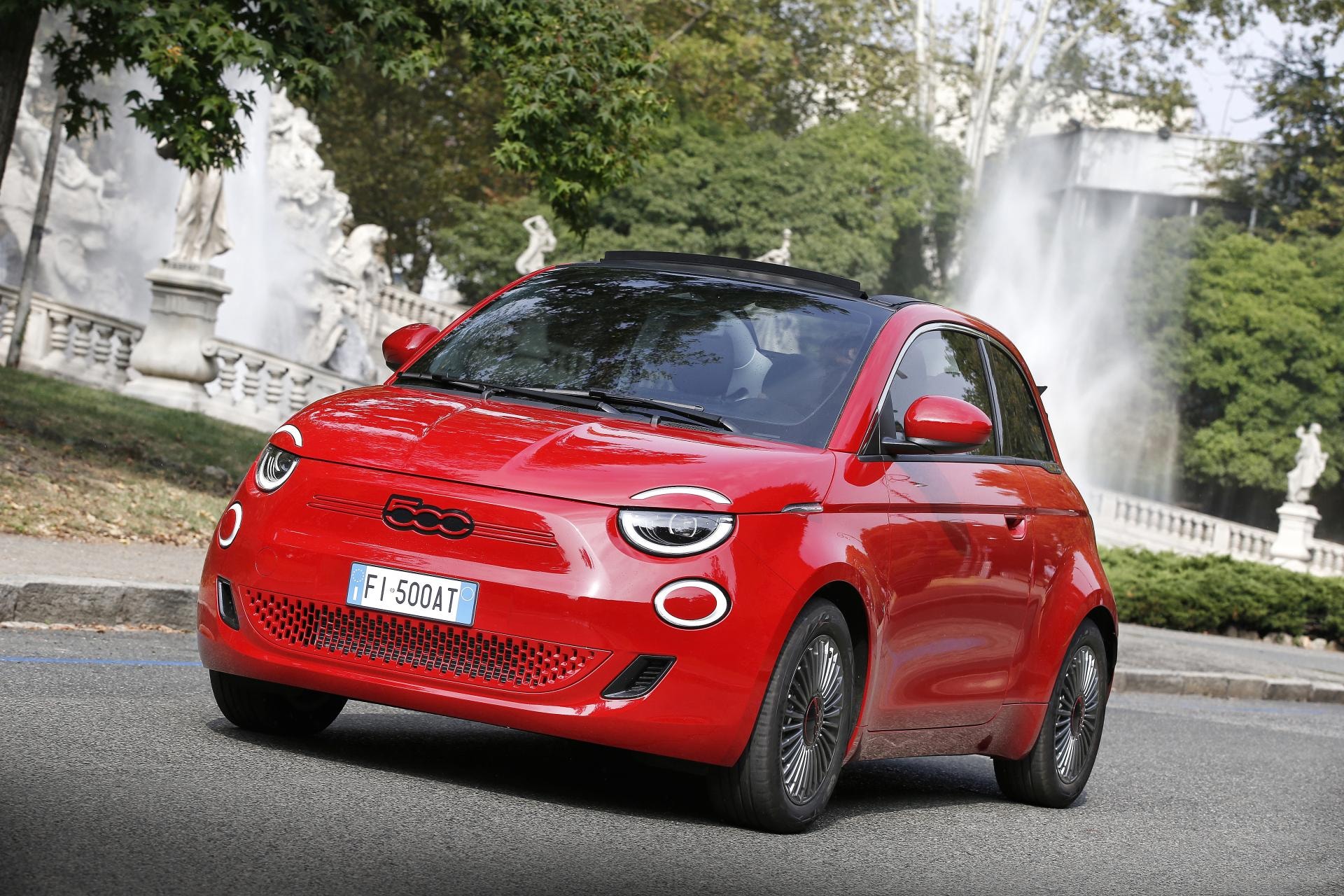 Fiat 500e en movimiento, demostrando su agilidad y diseño compacto.