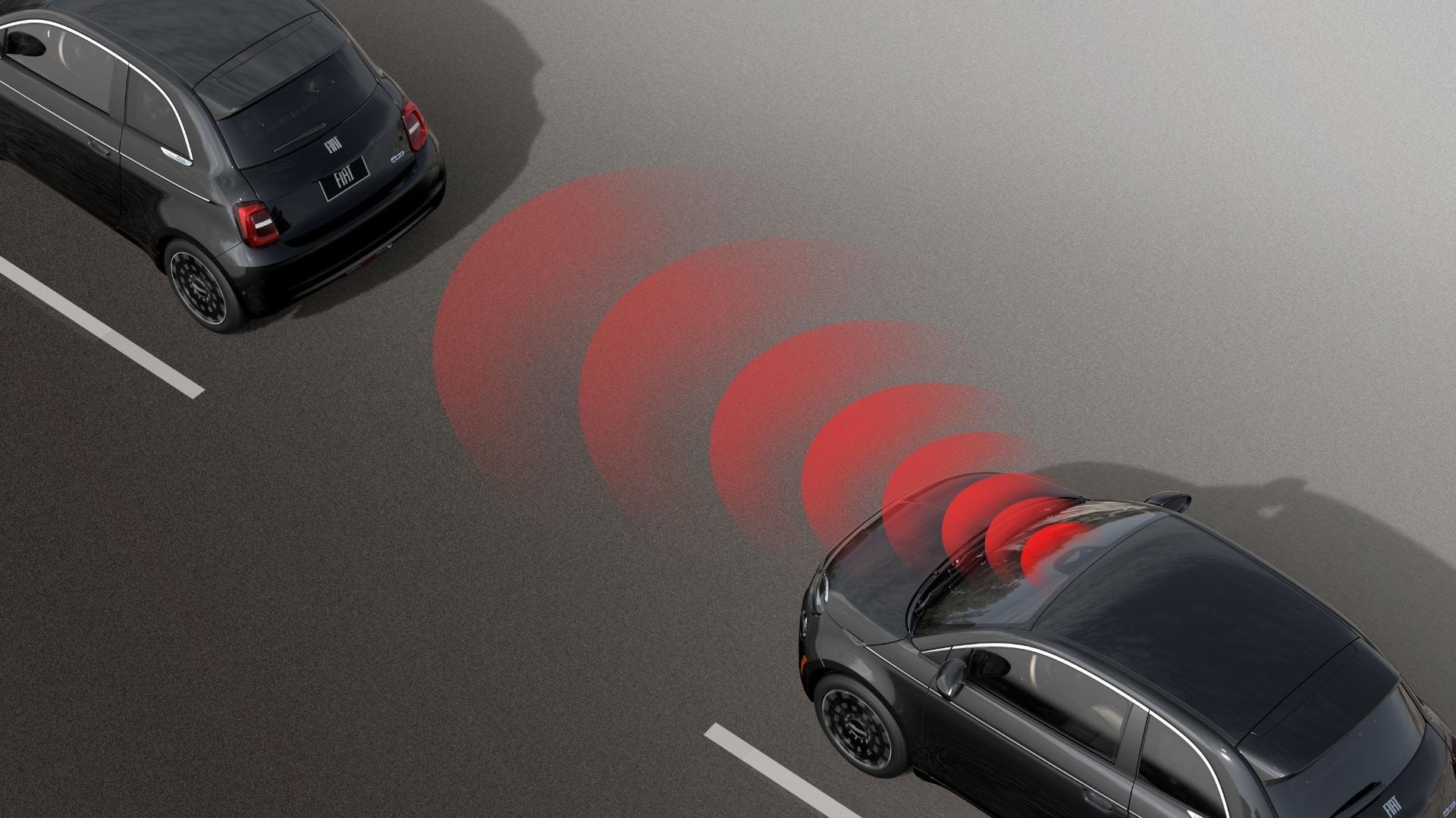 Imagen ilustrativa del sistema de alerta de colisión frontal del Fiat 500e.