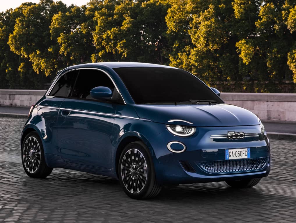 Imagen estática frontal del Fiat 500e, destacando su parrilla y detalles característicos.