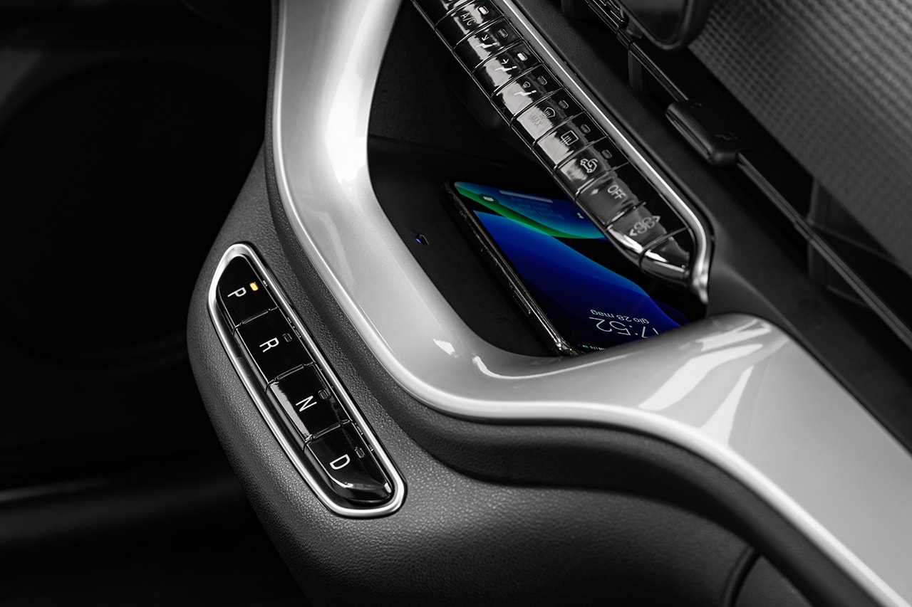 Consola central que muestra el smartphone integrado en el dock de carga.