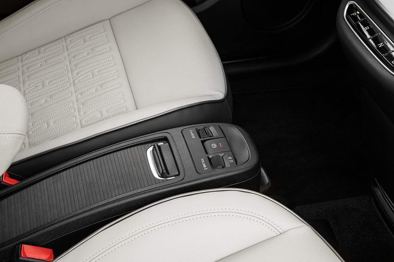 Botones de ajuste del asiento del conductor enfocados en el confort.