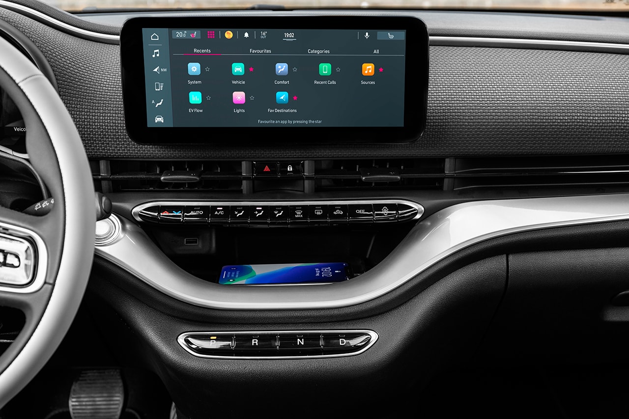 Vista de la pantalla multimedia táctil con accesos directos funcionales.