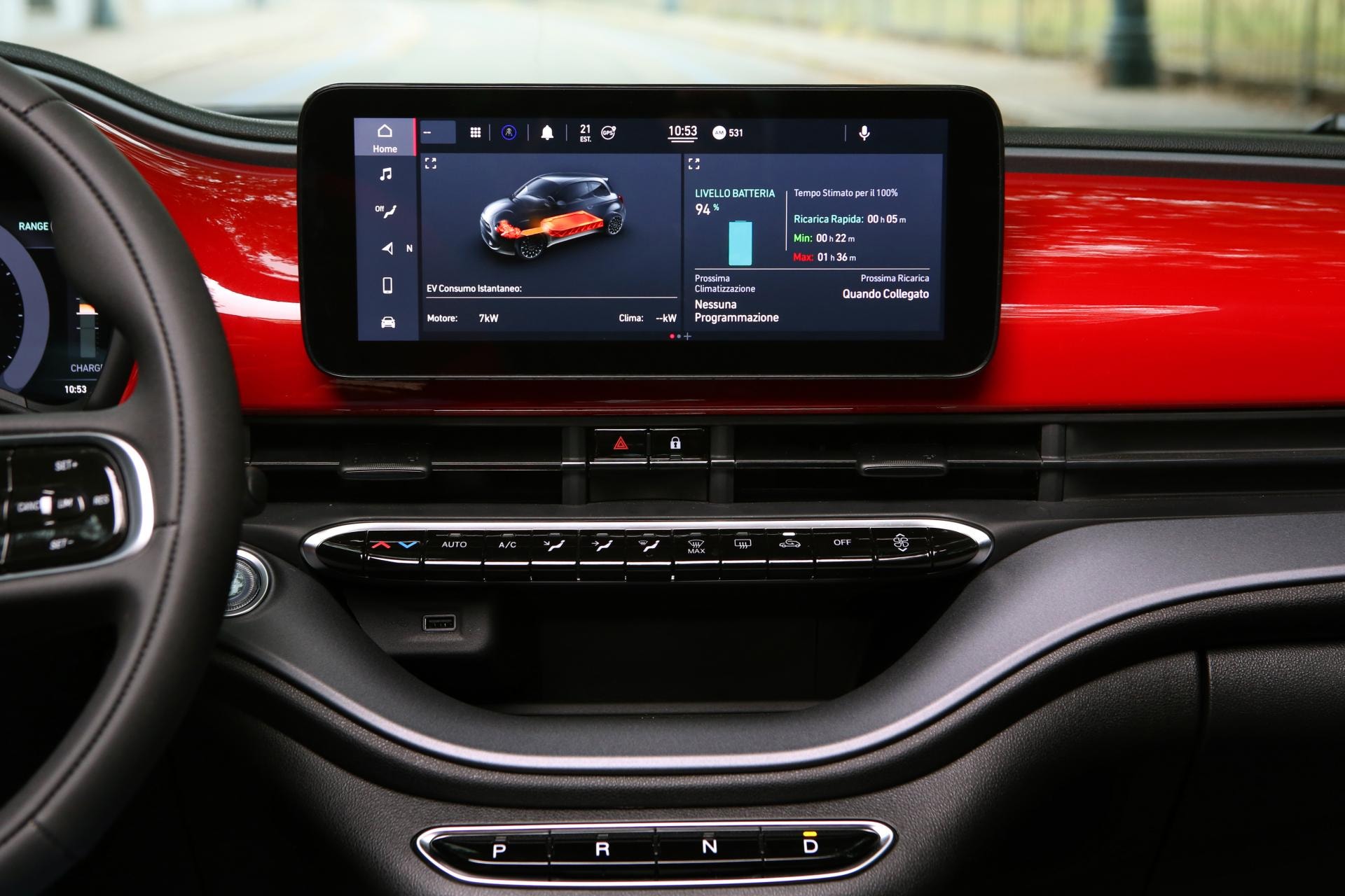 Interior del Fiat 500e mostrando su pantalla táctil central y detalles de acabado.