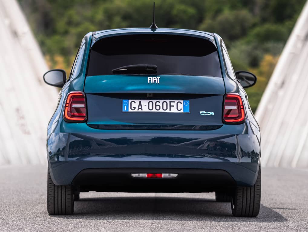 Perspectiva trasera del 500e, subrayando el diseño de los faros y el acabado limpio.