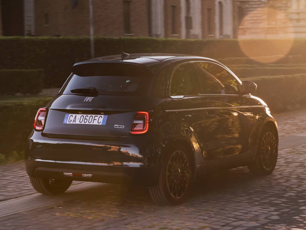 Vista de la parte trasera y lateral en condiciones de luz solar directa, añadiendo un toque dramático.