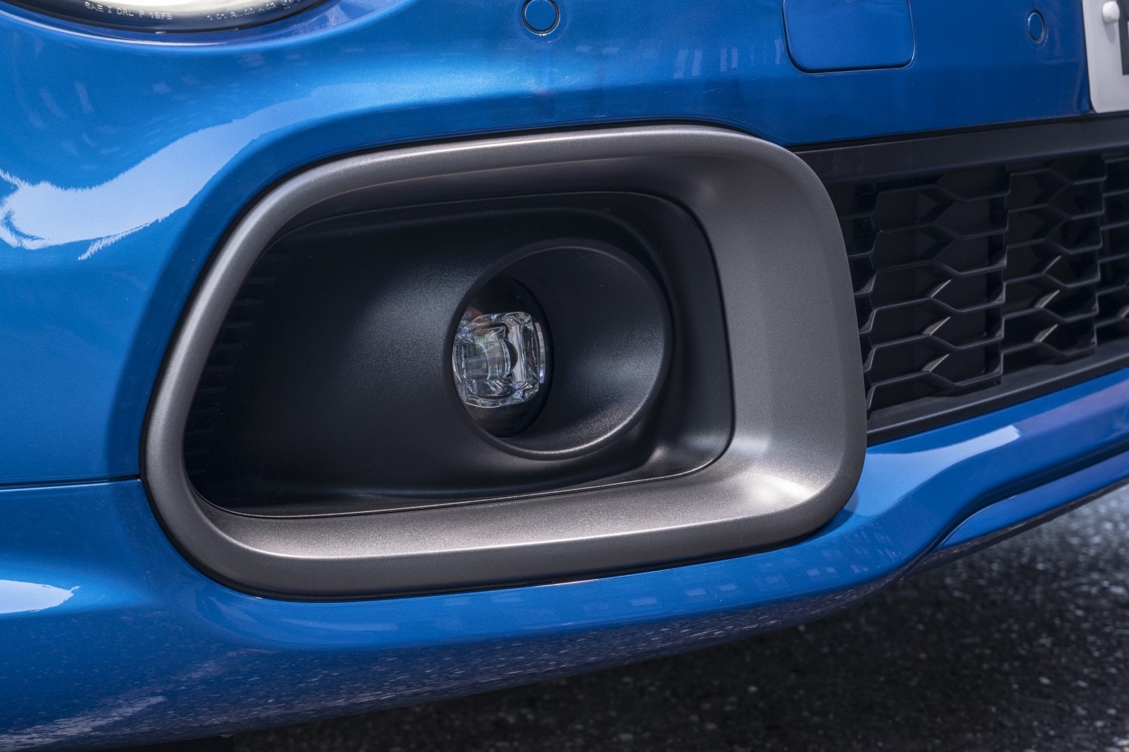 Primer plano del faro antiniebla delantero del Fiat 500X, integrado en el diseño