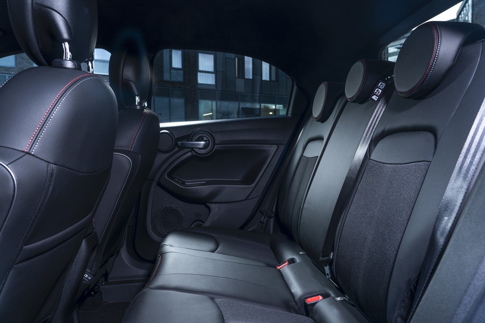 Vista de los asientos traseros del Fiat 500X, con detalle en tapizado y espacio