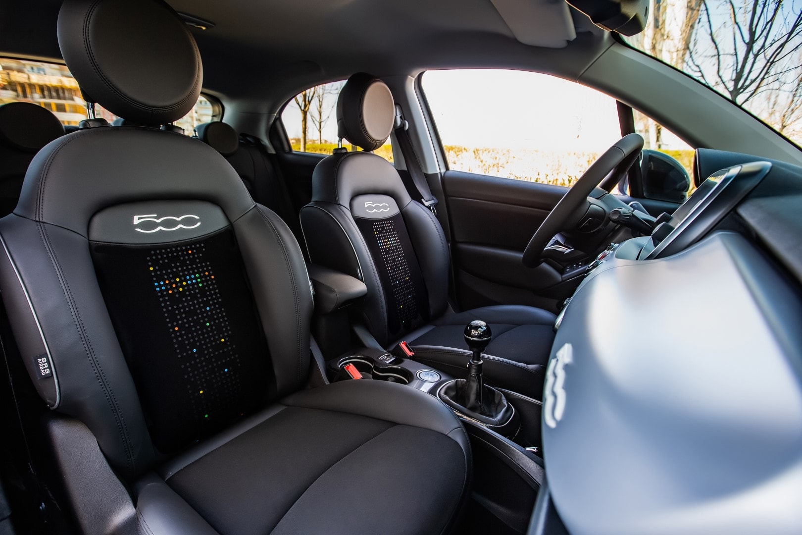 Espacio trasero con asientos en piel, ejemplo de confort y estilo.