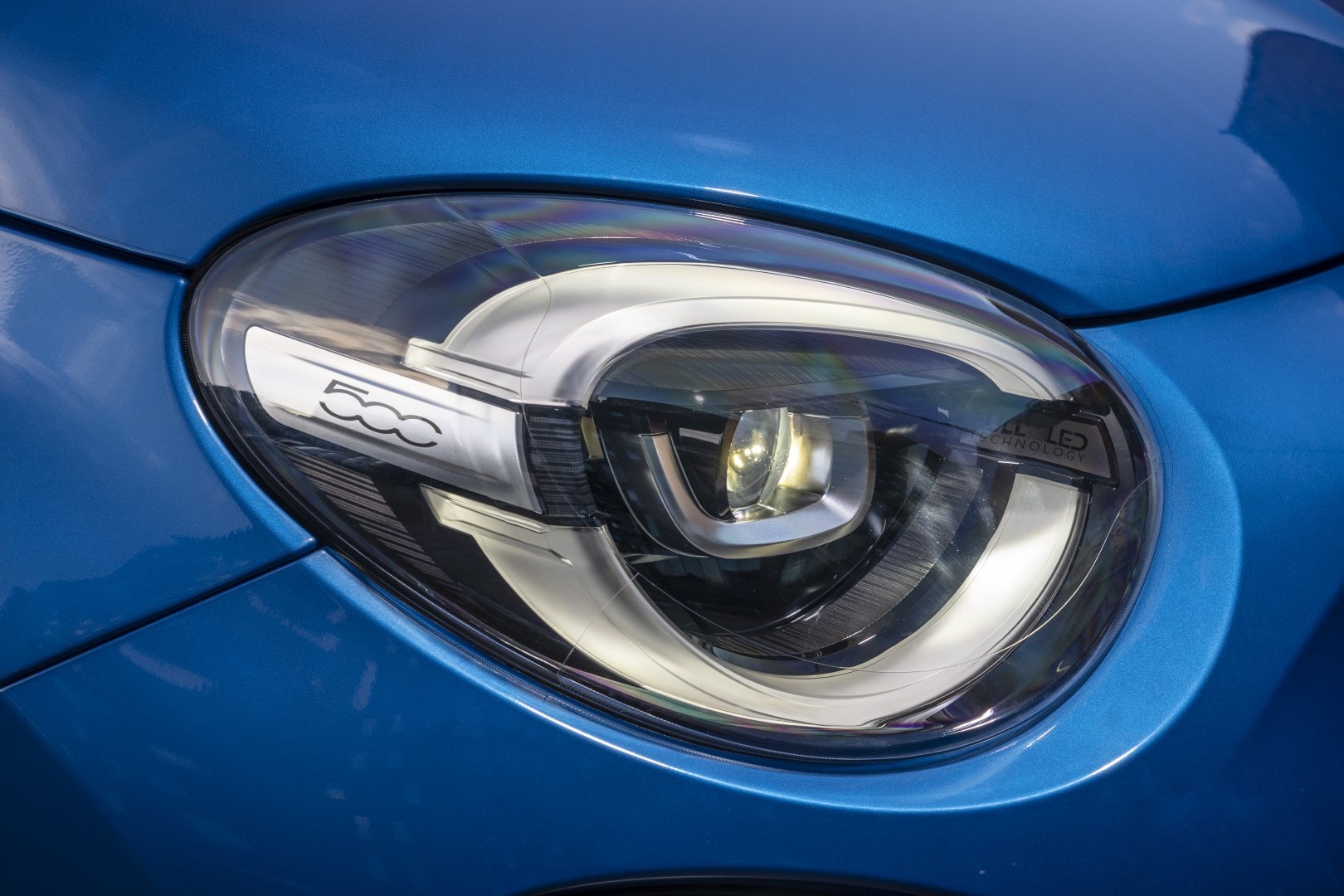 Detalle del faro delantero del Fiat 500X con tecnología LED