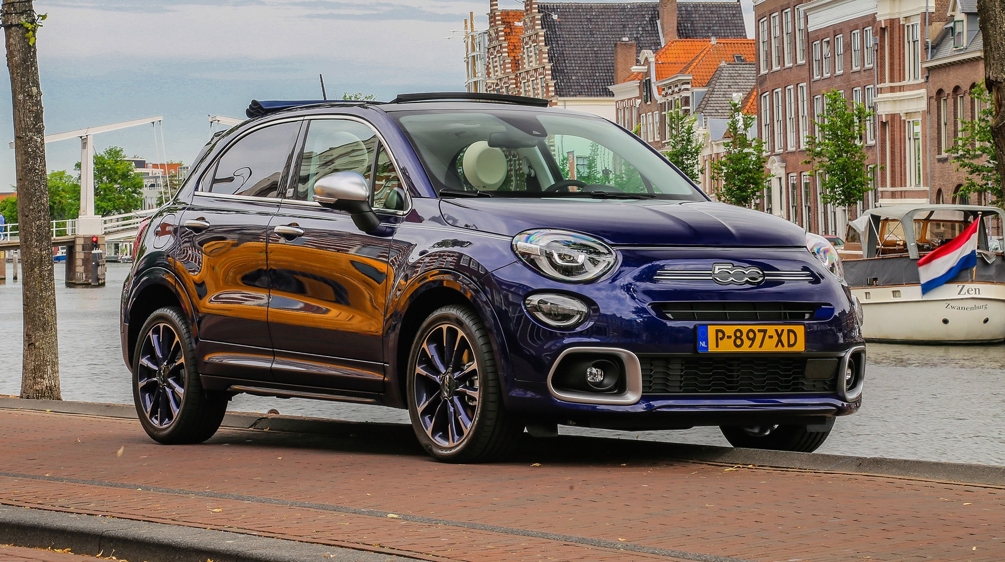 Vista lateral delantera del Fiat 500X en entorno urbano.