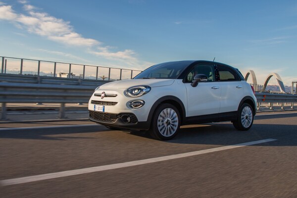 El Fiat 500X en su hábitat natural, deslumbrante en la carretera.
