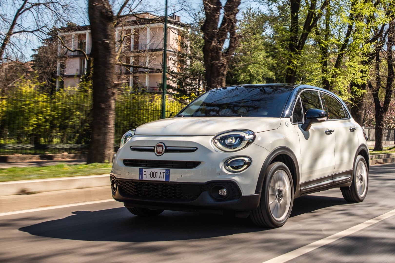 Fiat 500X en un entorno urbano, destacando su adaptabilidad y estética.