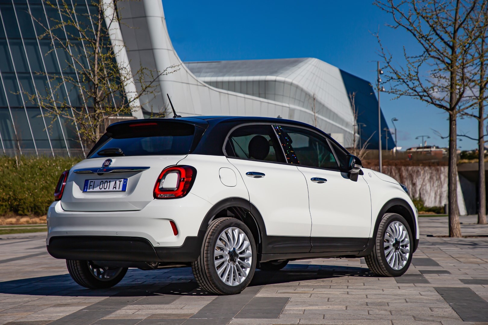 Vista lateral trasera del Fiat 500X que muestra su silueta y diseño de ruedas