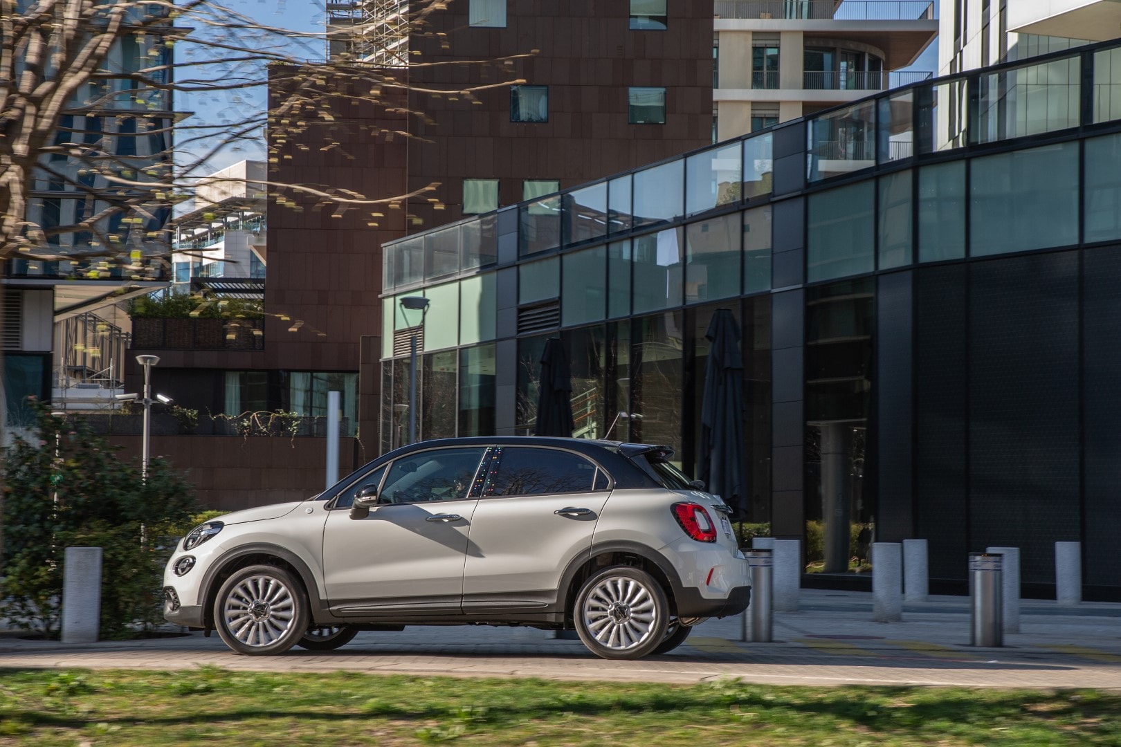 Imagen lateral de un Fiat 500X en tono crema, mostrando su silueta característica.