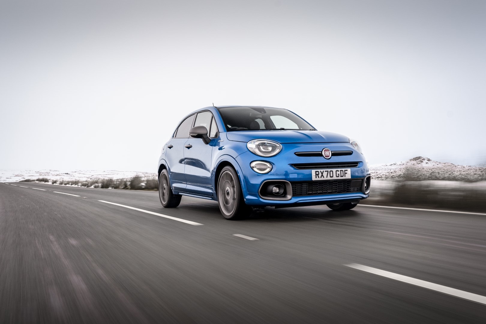 Vista dinámica del Fiat 500X azul, capturando la esencia de su manejo.